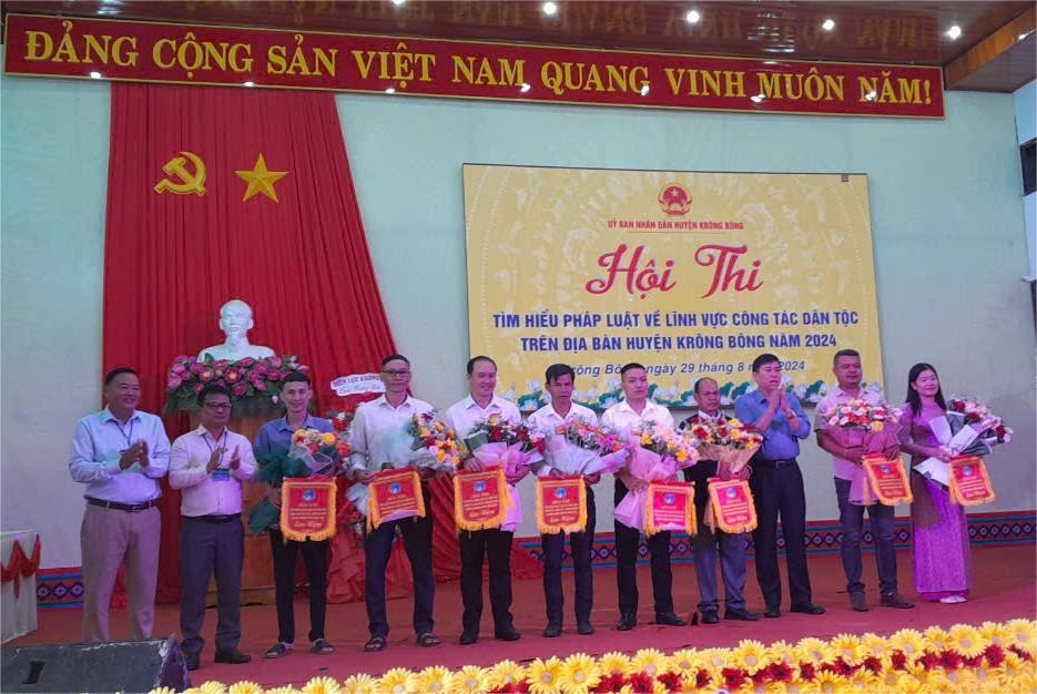 Trưởng Ban Dân tộc tỉnh Đắk Lắk Nguyễn Kính dự hội thi huyện Krông Bông (thứ 3 bên phải)