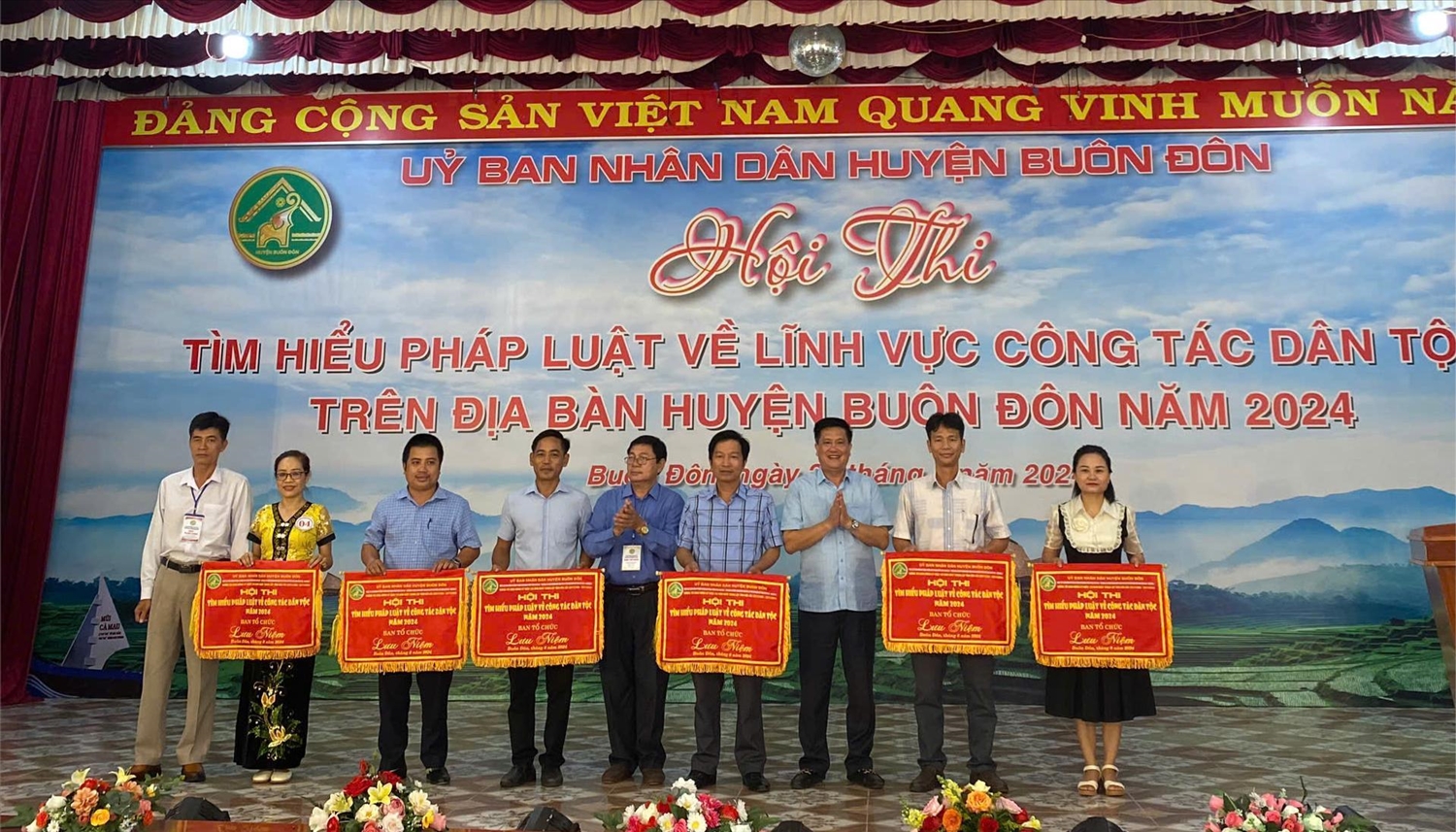  Phó trưởng Ban Dân tộc tỉnh Lê Ngọc Vinh (thứ 3 từ bên phải qua) dự Hội thi tại huyện Buôn Đôn 