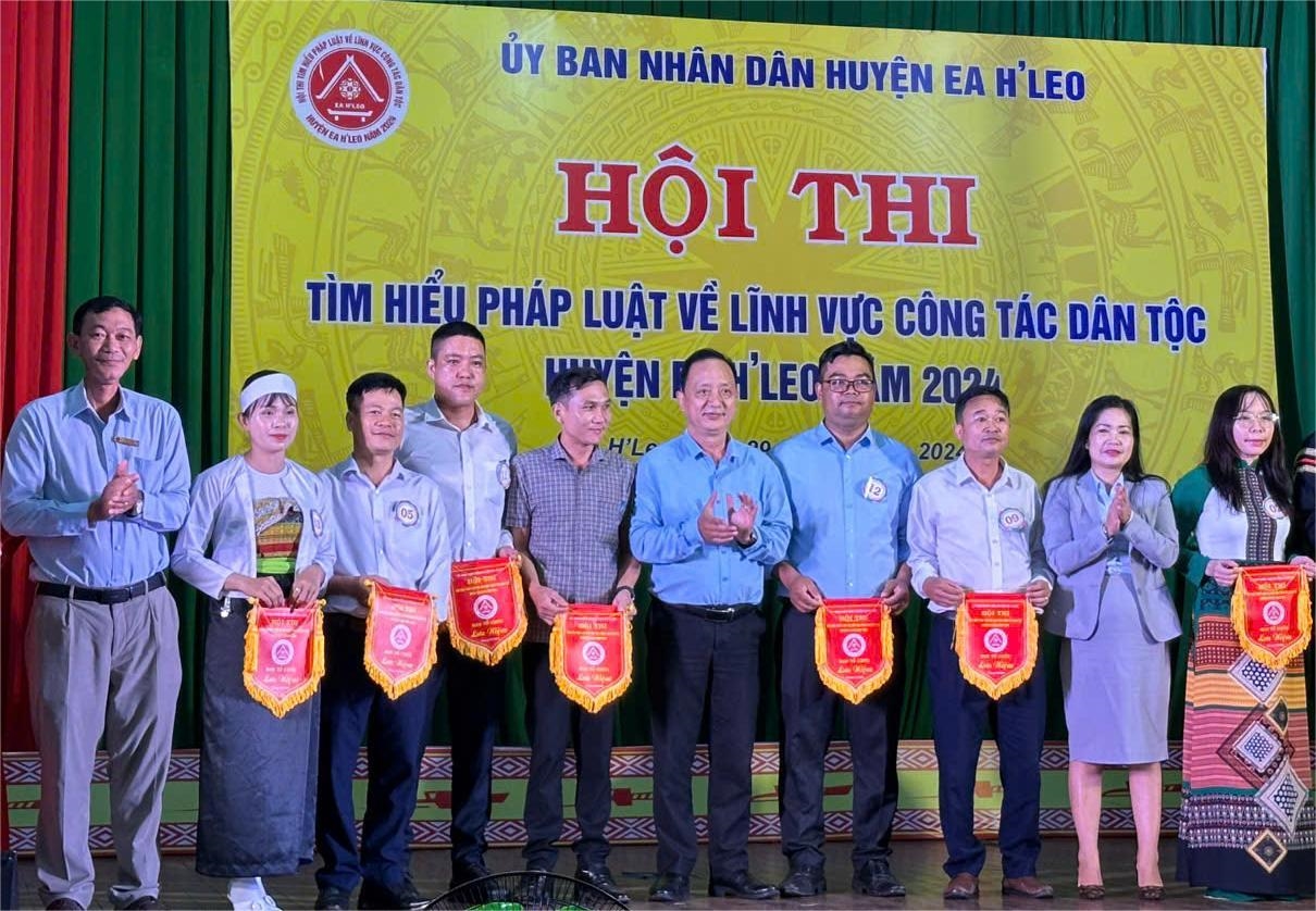 Phó trưởng Ban Dân tộc tỉnh Hà Huy Quang dự hội thi huyện Ea H’leo (thứ 5 bên phải)