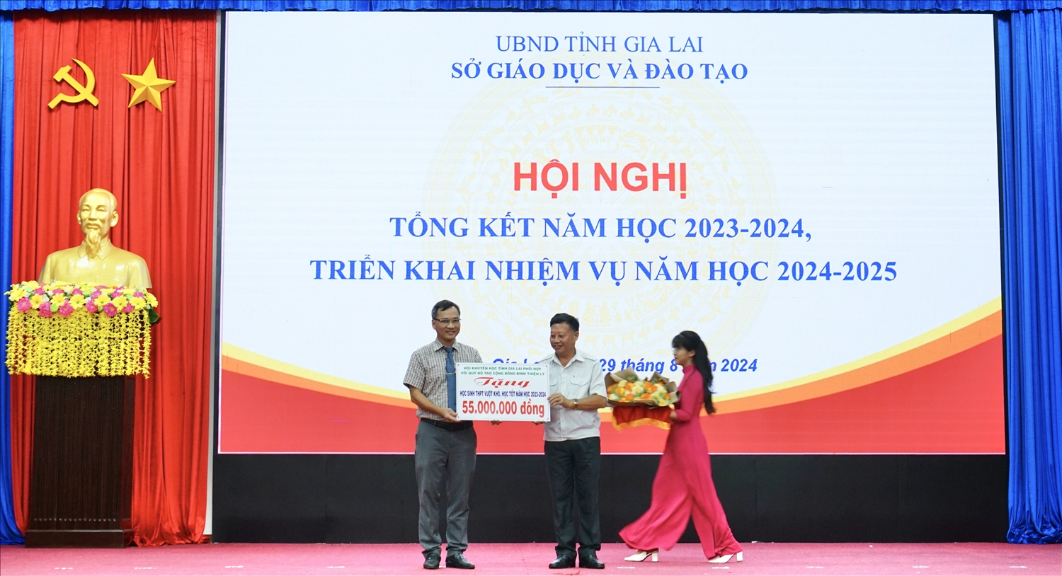 Đại diện Sở GD - ĐT tỉnh Gia Lai nhận biển tượng trưng của Hội Khuyến học tỉnh Gia Lai hỗ trợ 55 suất học bổng cho học sinh THPT vượt khó, học tốt