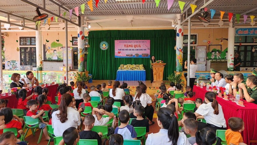 Đông đảo học sinh, giáo viên Trường Mầm non Hướng Phùng có mặt để đón nhận những tình cảm mà CLB và Bộ đội Biên phòng tỉnh Quảng Trị dành cho nhà trường