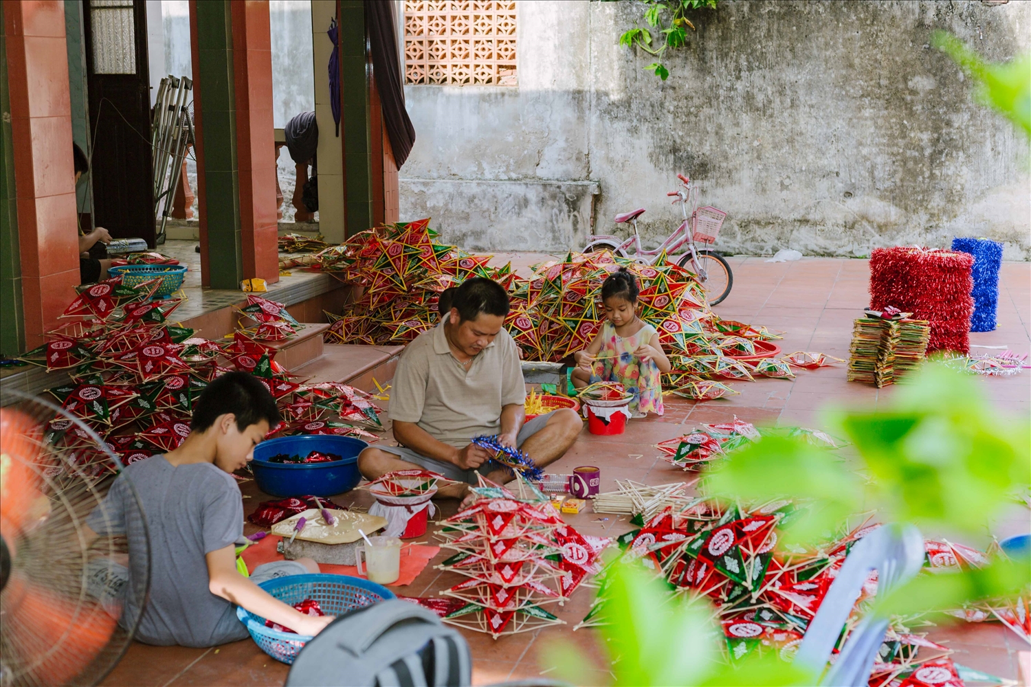 Tại làng nghề Báo Đáp, mọi người ở lứa tuổi nào cũng đều có thể tham gia làm đèn ông sao