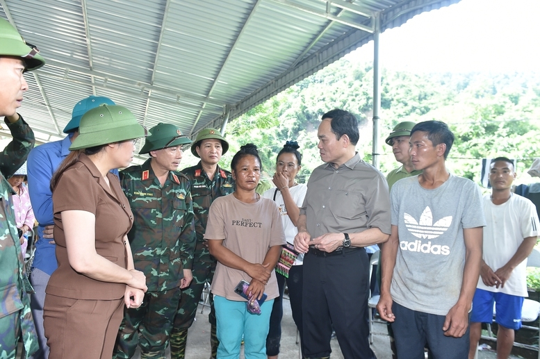 Phó Thủ tướng Trần Lưu Quang thăm hỏi, động viên gia đình bị ảnh hưởng do mưa bão - Ảnh: VGP/Nhật Bắc