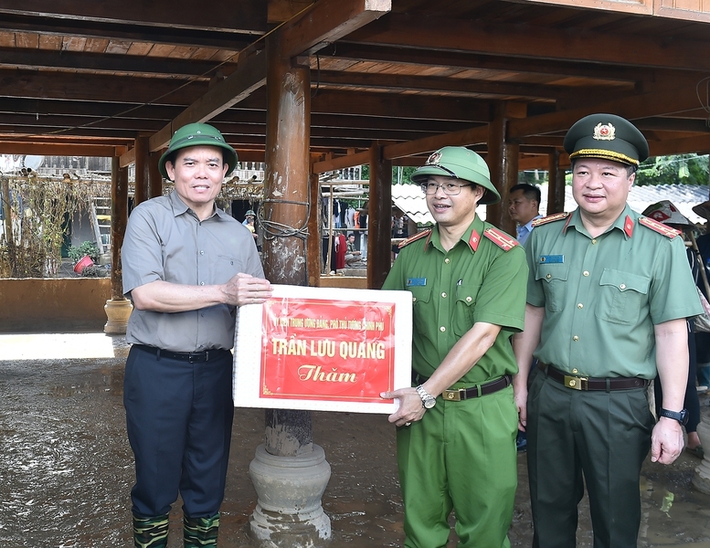 Các lực lượng 4 tại chỗ tham gia công tác khắc phục hậu quả mưa lũ, hỗ trợ người dân làm nhà tại huyện Điện Biên, tỉnh Điện Biên - Ảnh: VGP/Hải Minh