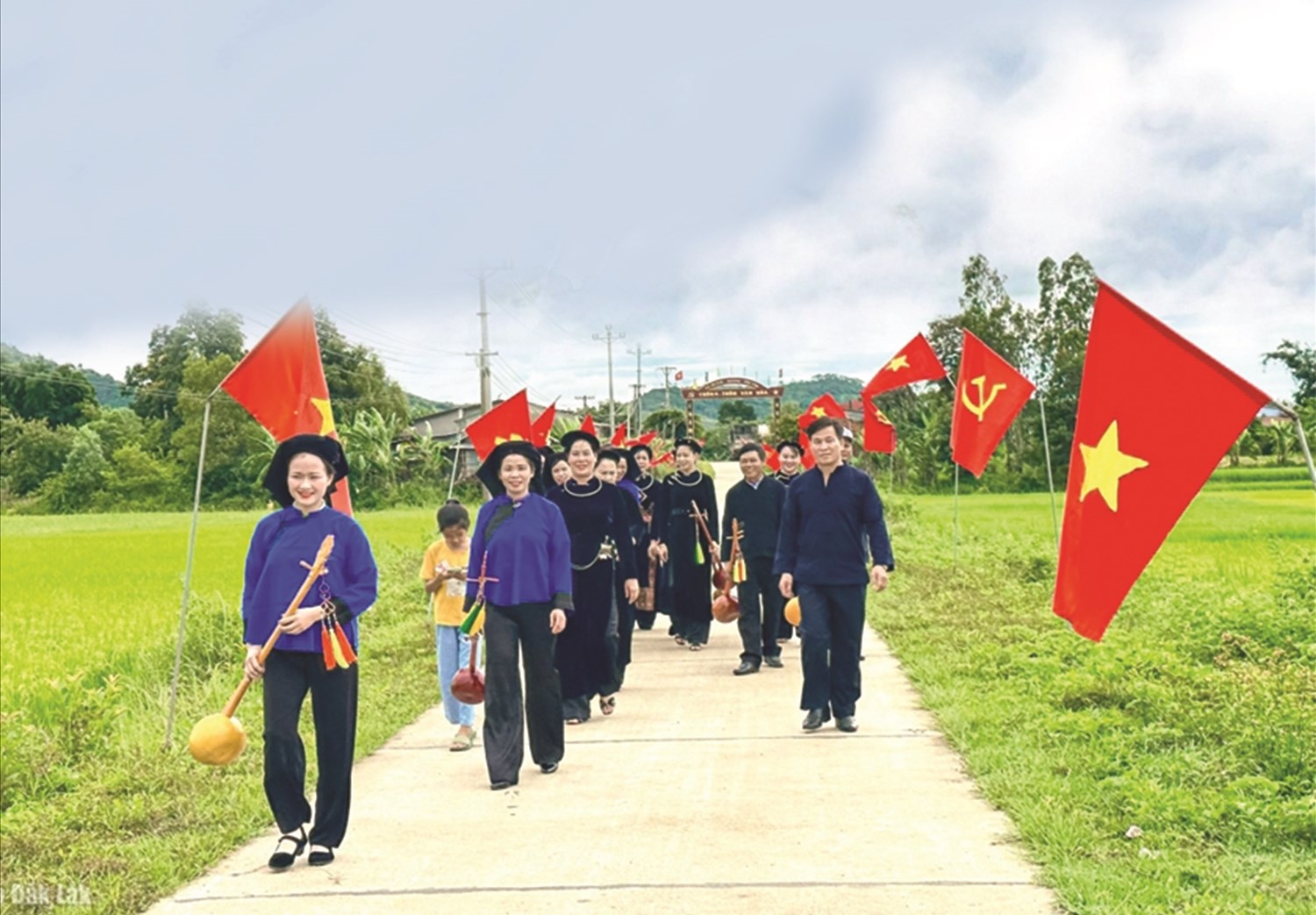 Đồng bào Tày, Nùng sinh sống ở xã Cư Êwi, huyện Cư Kuin, tỉnh Đắk Lắk trong bộ trang phục truyền thống vui đón Tết Độc lập. Ảnh: TL