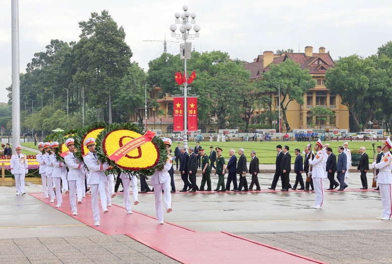 Các đồng chí lãnh đạo, nguyên lãnh đạo Đảng, Nhà nước đặt vòng hoa và vào Lăng viếng Chủ tịch Hồ Chí Minh