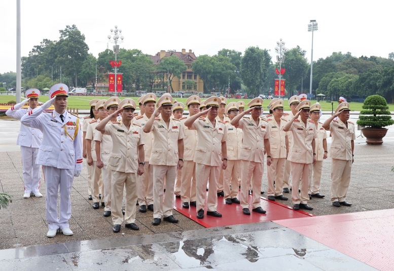 Đoàn đại biểu Đảng uỷ Công an Trung ương - Bộ Công an thành kính tưởng nhớ Chủ tịch Hồ Chí Minh