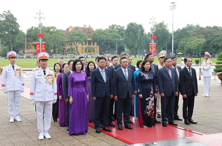 Đoàn đại biểu Thành uỷ, HĐND, UBND, Ủy ban MTTQ Việt Nam thành phố Hà Nội vào Lăng viếng Chủ tịch Hồ Chí Minh