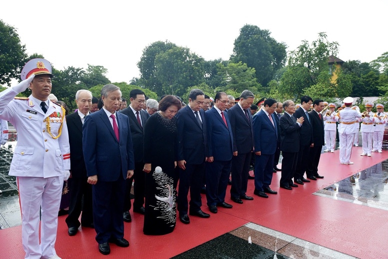 Các đồng chí lãnh đạo, nguyên lãnh đạo Đảng, Nhà nước dâng hương, tưởng niệm các Anh hùng liệt sĩ tại Đài Tưởng niệm các Anh hùng liệt sĩ trên đường Bắc Sơn