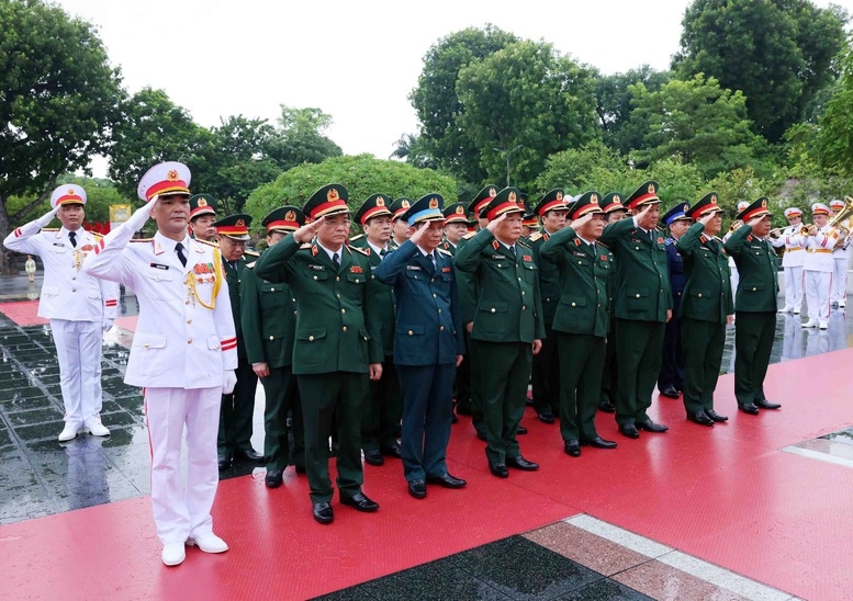 Đoàn đại biểu Quân uỷ Trung ương - Bộ Quốc phòng tưởng niệm các Anh hùng liệt sĩ tại Đài Tưởng niệm các Anh hùng liệt sĩ trên đường Bắc Sơn