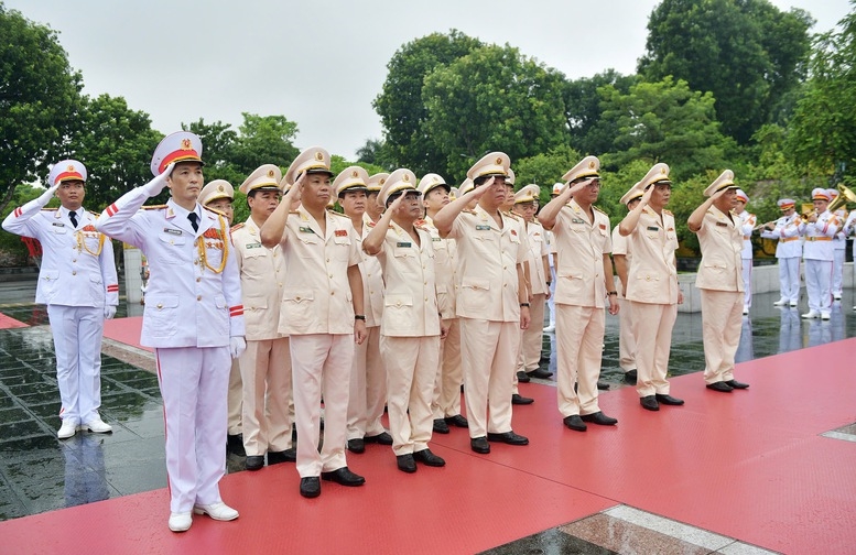 Đoàn đại biểu Đảng uỷ Công an Trung ương - Bộ Công an tưởng niệm các Anh hùng liệt sĩ tại Đài Tưởng niệm các Anh hùng liệt sĩ trên đường Bắc Sơn