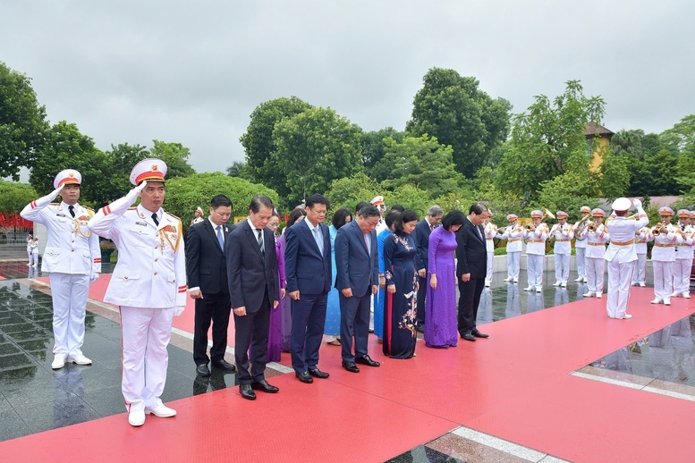 Đoàn đại biểu Thành uỷ, HĐND, UBND, Ủy ban MTTQ Việt Nam thành phố Hà Nội tưởng niệm các Anh hùng liệt sĩ tại Đài Tưởng niệm các Anh hùng liệt sĩ trên đường Bắc Sơn