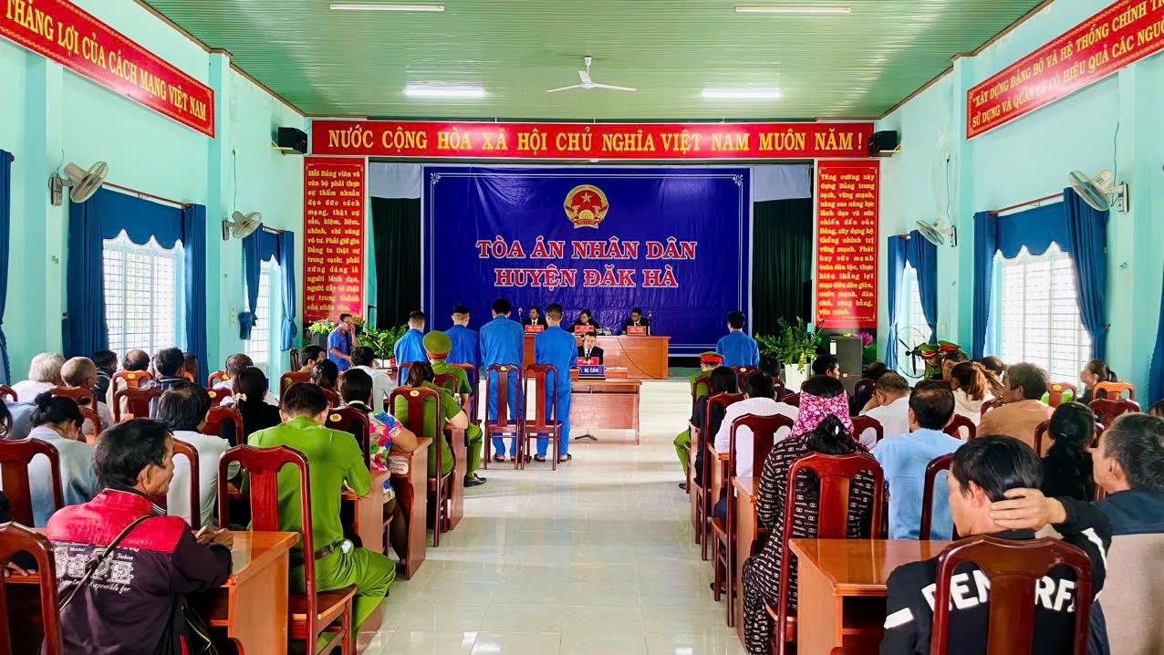 Quang cảnh phiên tòa