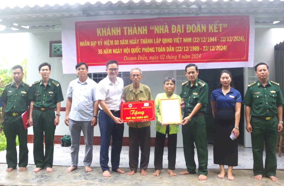 Đại tá Huỳnh Thanh Hùng, Phó Chính uỷ BĐBP tỉnh Bạc Liêu cùng nhà tài trợ trao quyết định tặng nhà cho gia đình ông Lâm Thanh Kiểu (sinh năm 1953), xã Điền Hải, huyện Đông Hải ( Bạc Liêu) 