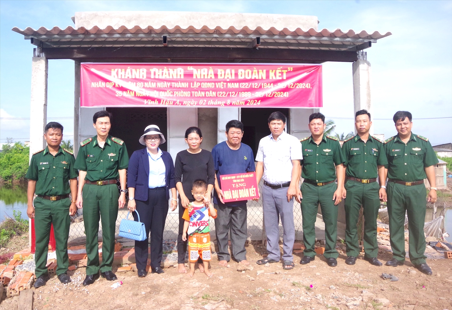 Bà Kim Hồng Hoa xã Vĩnh Hạu A, huyện Hòa Bình là hộ dân tộc Khmer (áo đen) cùng gia đình chụp ảnh lưu niệm với đoàn công tác 