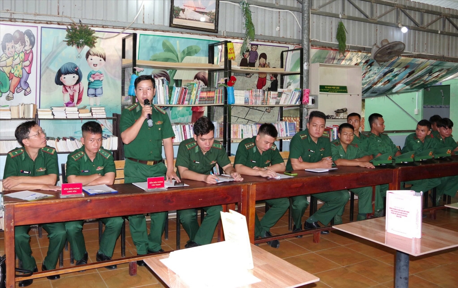 Đại úy Lê Xuân Bình, Đội trưởng vũ trang, Bí thư Chi đoàn Đồn Biên phòng Cần Thạnh phát biểu tham gia tọa đàm