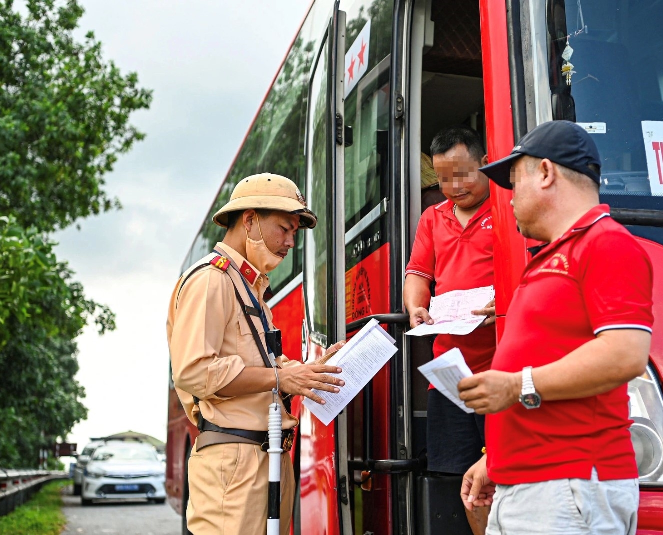 Lực lượng cảnh sát giao thông kiểm tra giấy tờ xe của người tham gia giao thông.