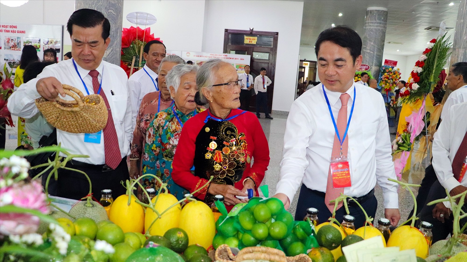 Ông Nghiêm Xuân Thành, Bí thư Tỉnh ủy Hậu Giang cùng các đại biểu tham quan những gian hành đặc sản được trưng bày tại Đại hội