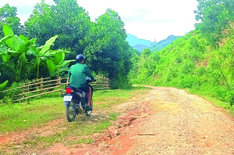 Con đường vào thôn Tú Ạc xã Xuân Chinh, huyện Thường Xuân vẫn còn nhiều khó khăn.