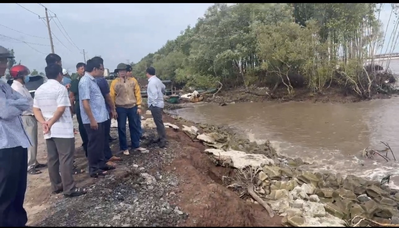 Tình hình sạt lở đê biển Đông, đoạn giáp ranh tỉnh Sóc Trăng, thuộc địa bàn xã Vĩnh Trạch Đông, TP. Bạc Liêu, tỉnh Bạc Liêu đang diễn biến phức tạp.