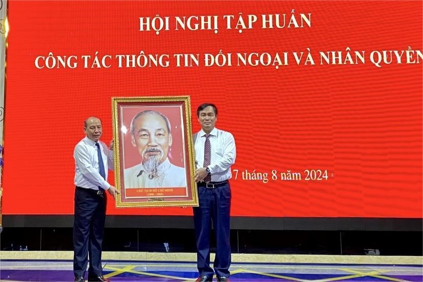 Ông Phan Xuân Thủy, Phó Trưởng Ban Tuyên giáo Trung ương trao Bức tranh chân dung Bác Hồ tặng tỉnh Hoà Bình