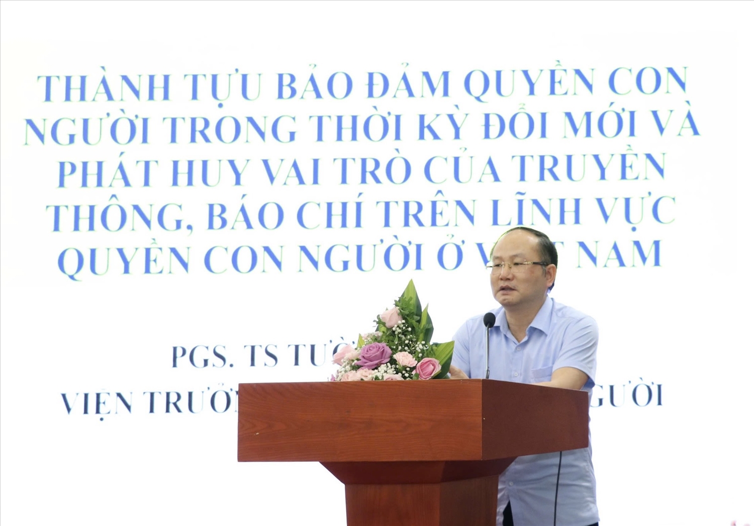 PGS-TS Tường Duy Kiên, Viện trưởng Viện Quyền con người, Học viện Chính trị Quốc gia Hồ Chí Minh, trình bày tham luận tại Hội nghị.