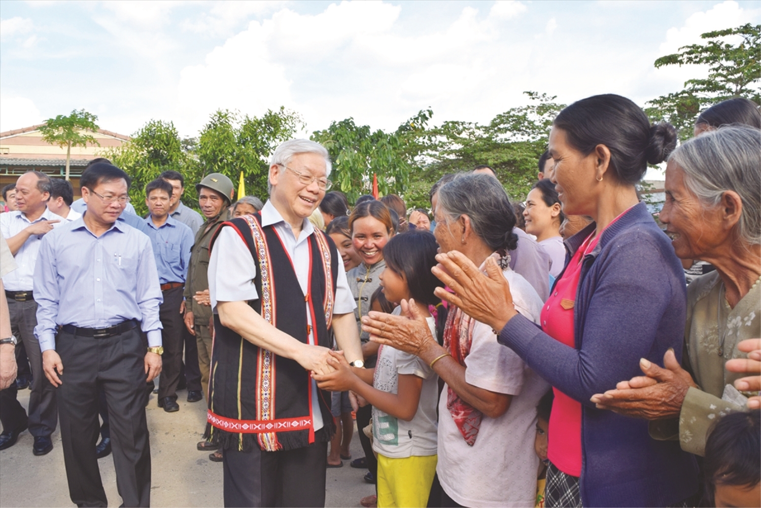 Tổng Bí thư Nguyễn Phú Trọng với Nhân dân làng Kon Rờ Bàng, xã Vinh Quang, TP. Kon Tum, tỉnh Kon Tum năm 2017. Ảnh TL