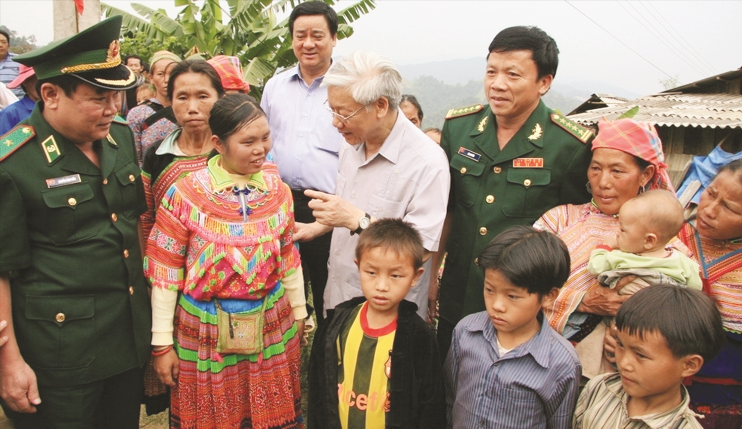 Trong quá trình công tác, Tổng Bí thư Nguyễn Phú Trọng luôn dành tình cảm chân thành, sâu sắc đối với đồng bào DTTS và miền núi. Trong ảnh: Tổng Bí thư Nguyễn Phú Trọng ân cần thăm hỏi đồng bào Mông ở xã Trung Lý, huyện Mường Lát, tỉnh Thanh Hoá (tháng 9/2011). Ảnh TL