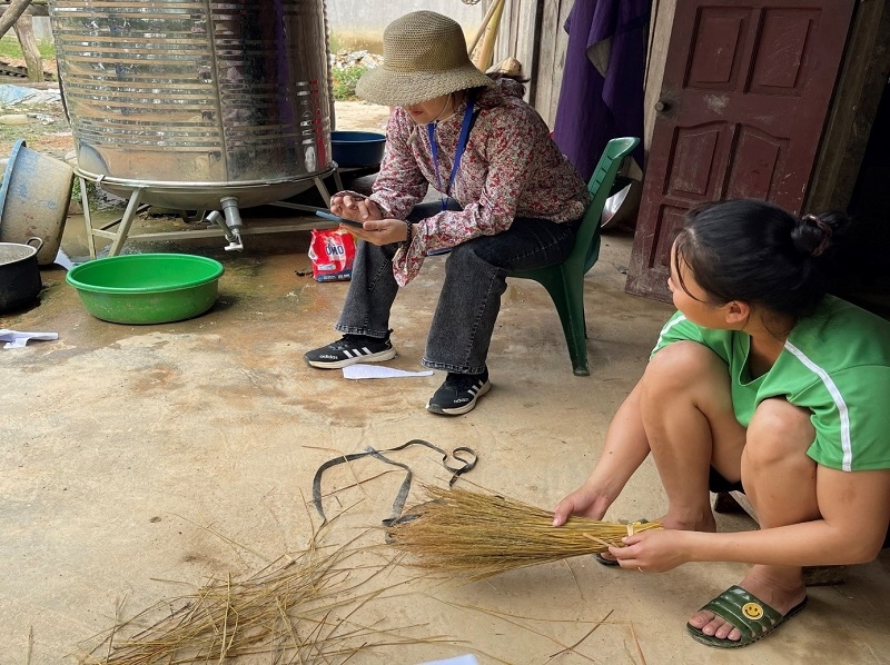  Điều tra viên thu thập thông tin tại hộ.