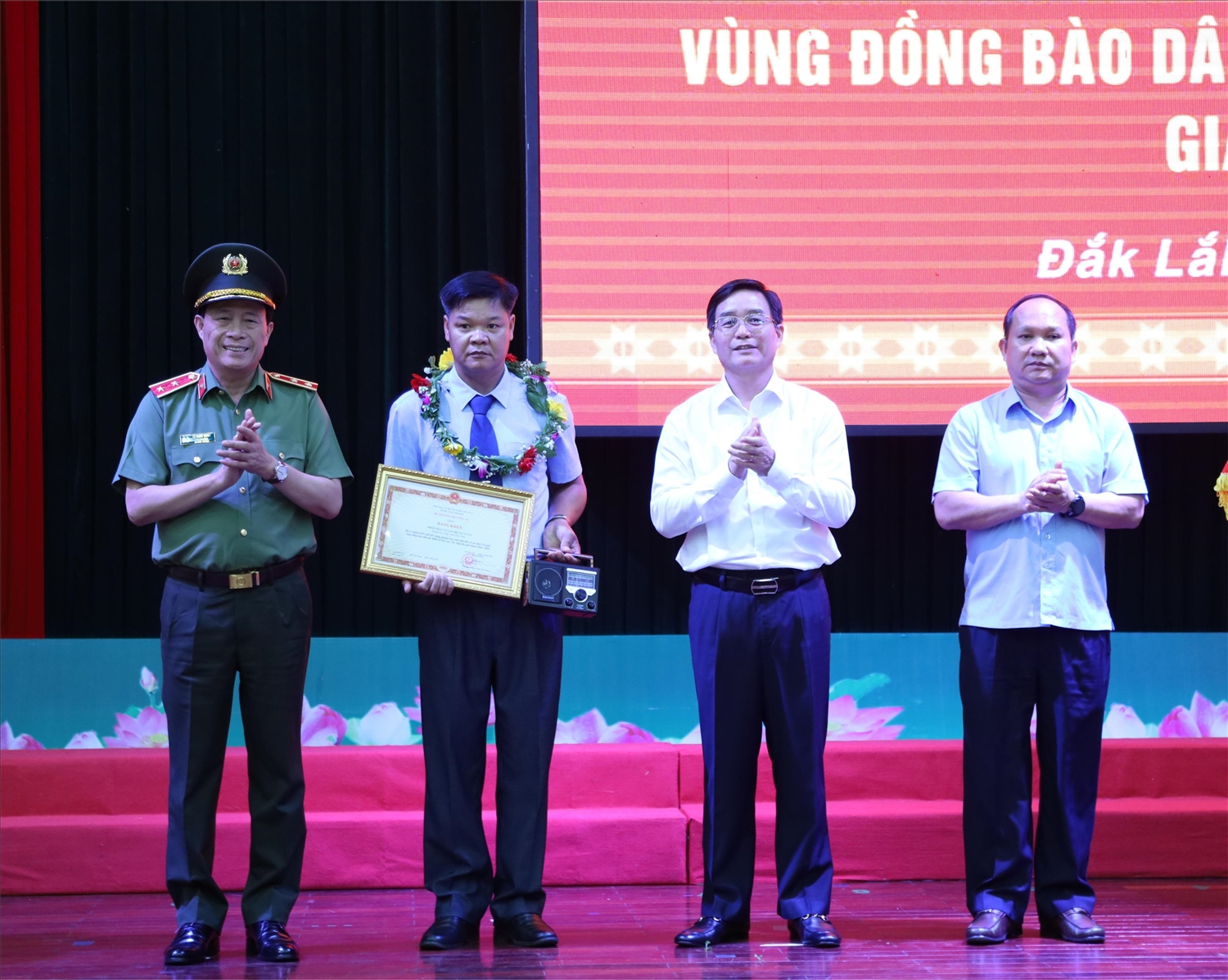 Lãnh đạo Bộ Công an và tỉnh Đắk Lắk trao Bằng khen của Bộ trưởng Bộ Công an cho các cá nhân có thành tích suất sắc