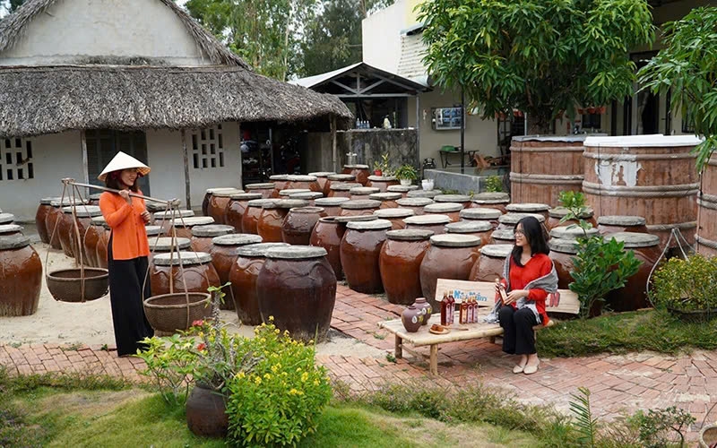 Nghề làm mắm truyền thống ở làng chài Cửa Khe, huyện Thăng Bình là điểm nhấn thu hút du khách (Nguồn ảnh: TL)