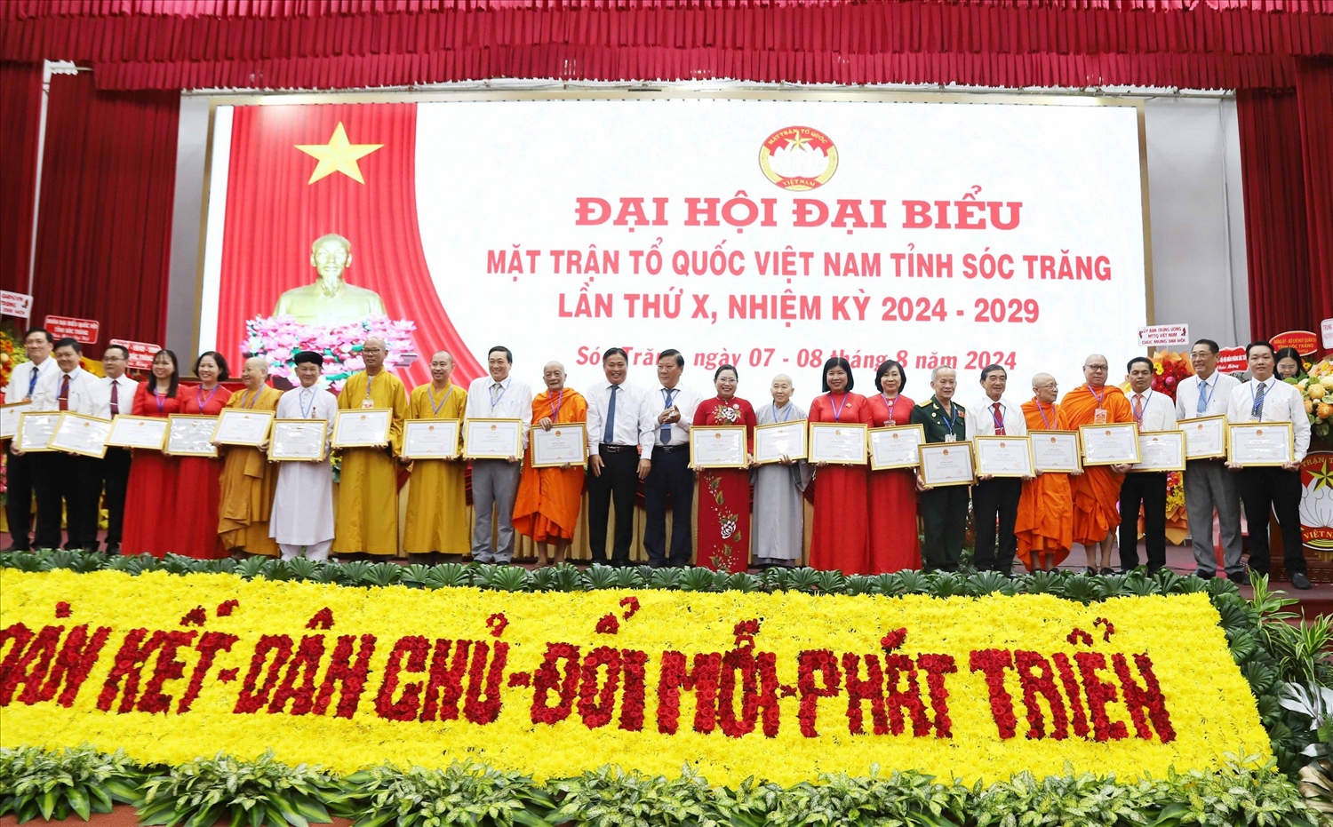 Tập thể, cá nhân nhận bằng khen của UBND tỉnh Sóc Trăng đã hoàn thành xuất sắc nhiệm vụ nhiệm kỳ 2019 - 2024