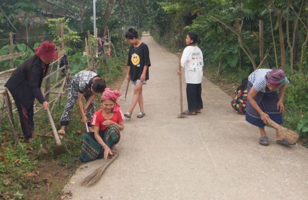 Đồng bào Chứt ở bản La Trọng 1, xã Trọng Hóa dọn vệ sinh để ""nhà sạch, đường sạch, bản sạch".