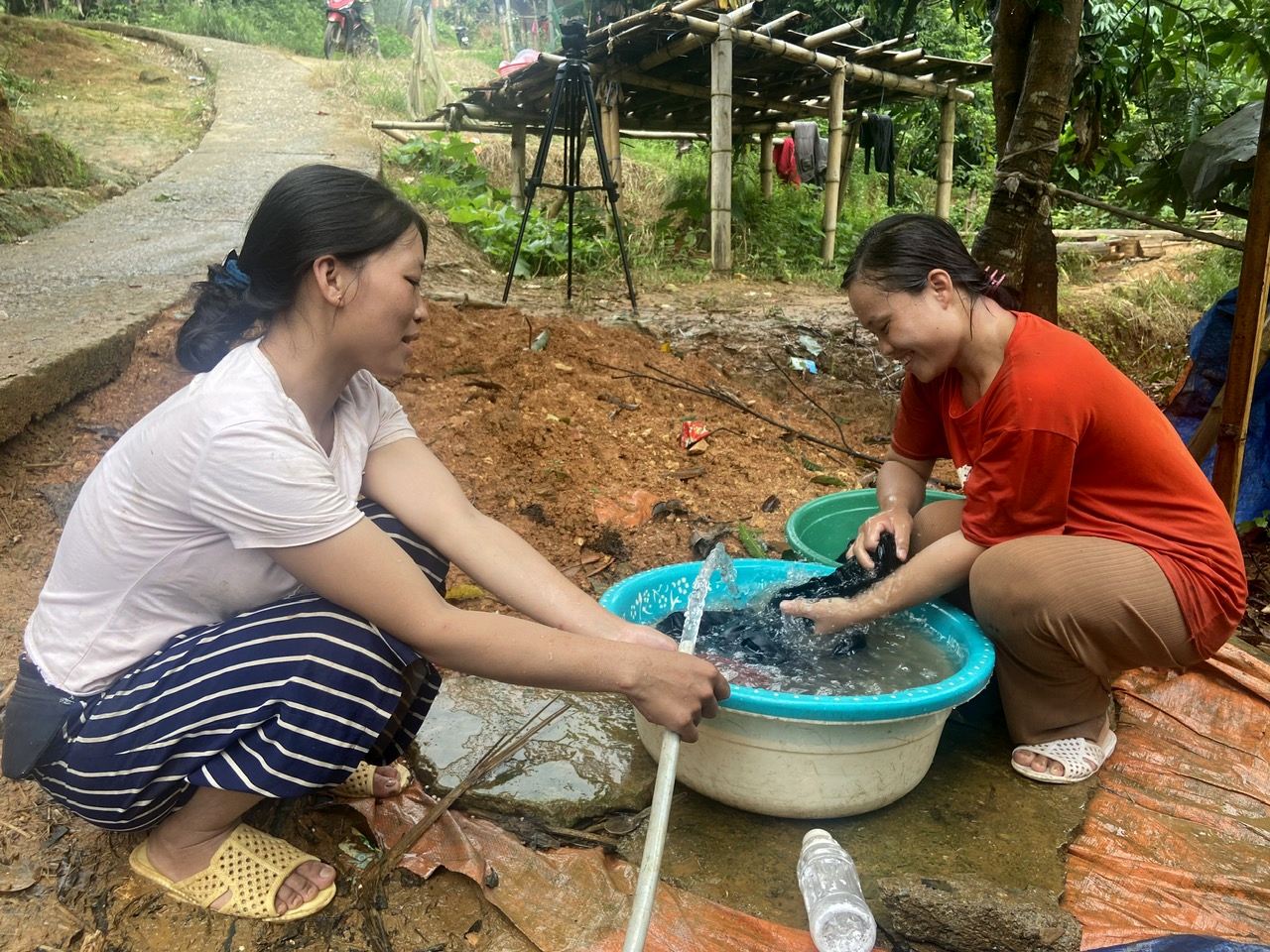 Người dân bản Huổi Han vui mừng khi có nước sinh hoạt hợp vệ sinh về đến từng hộ gia đình. 