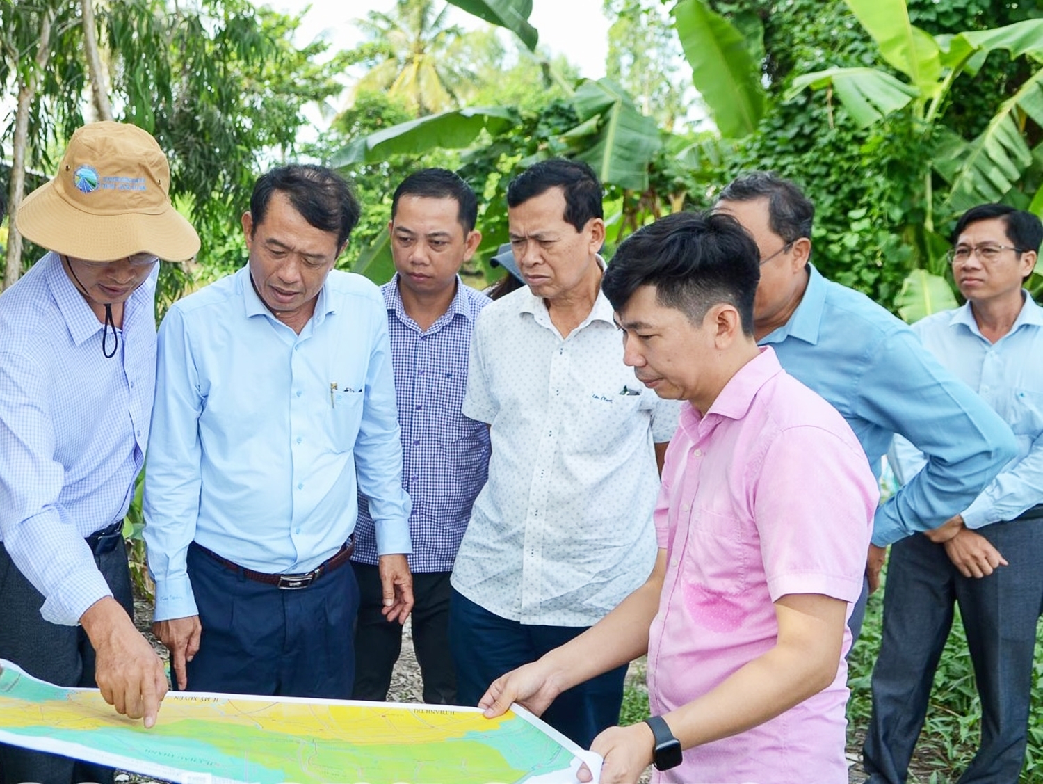 Ông Nguyễn Văn Khởi (thứ 2 từ trái sang) cùng thành viên Đoàn giám sát đến khảo sát thực tế tiến độ thi công Đường tỉnh 938 trên địa bàn huyện Mỹ Tú, ngày 5/6/2024. (Ảnh: TL)