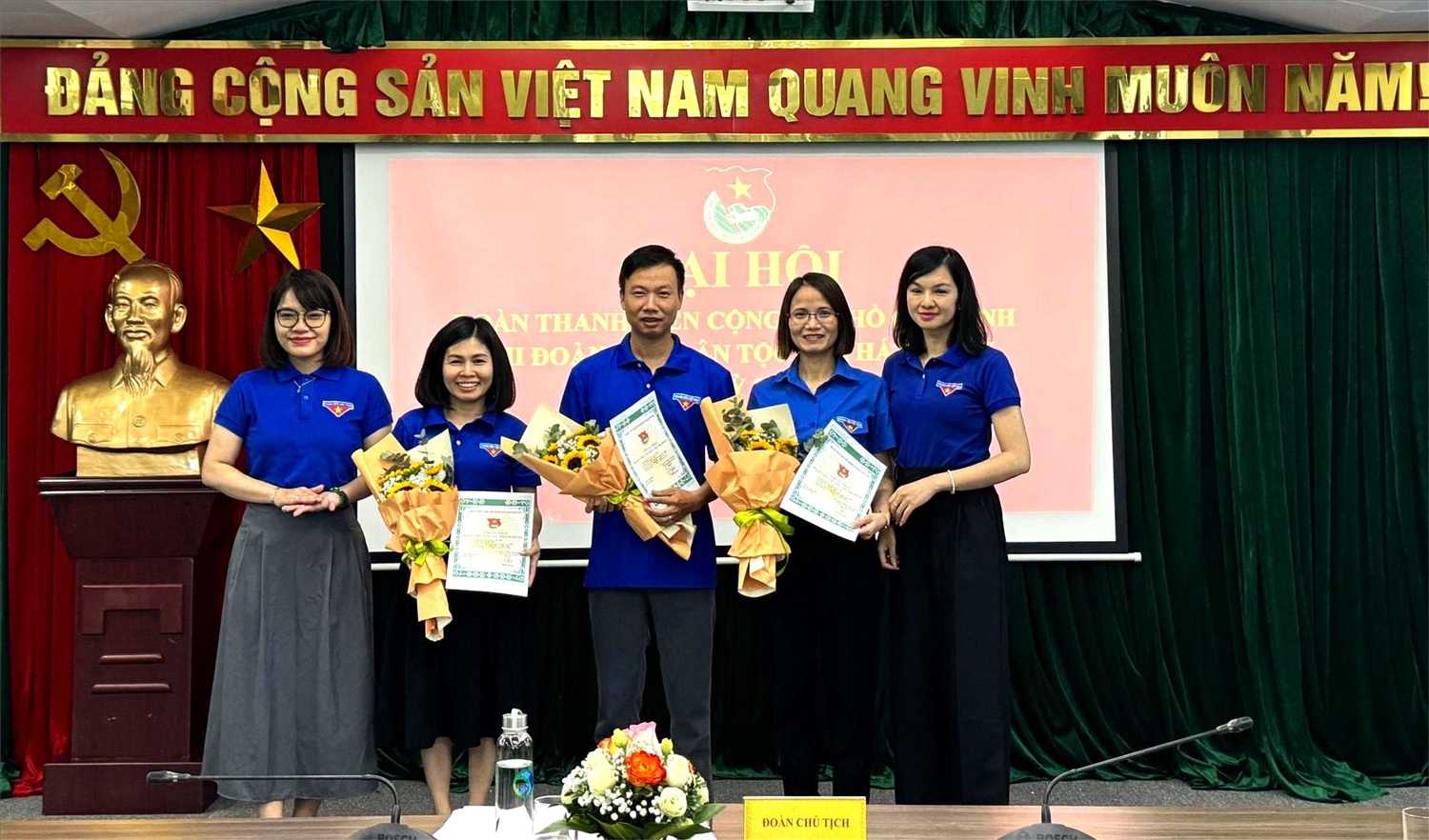 Các đoàn viên được công nhận trưởng thành đoàn tại Đại hội (Ảnh: Tuấn Ninh)