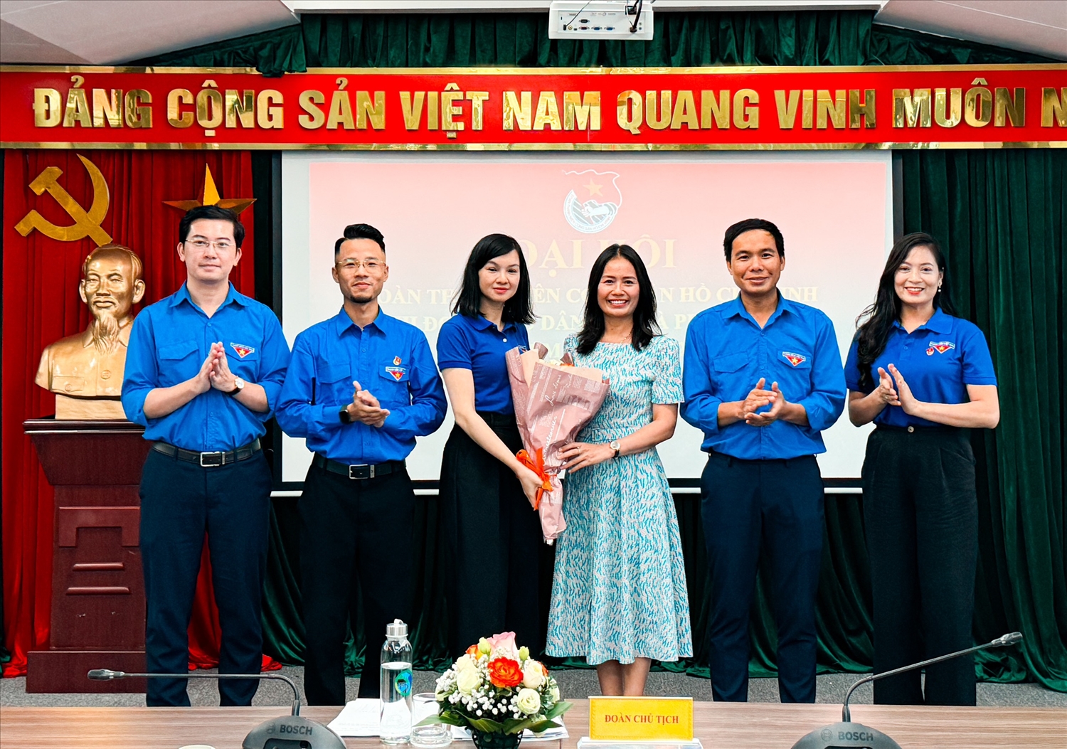 Chi hội Nhà báo Báo Dân tộc và Phát triển tặng hoa chúc mừng Đại hội