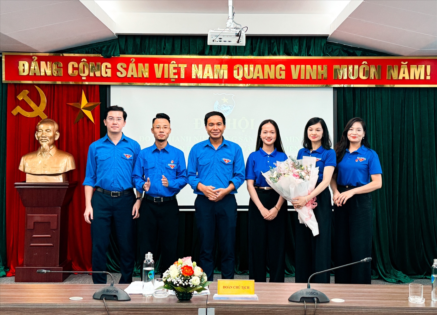 Đại diện Chi đoàn Thanh niên Học viện Dân tộc tặng hoa chúc mừng Đại hội