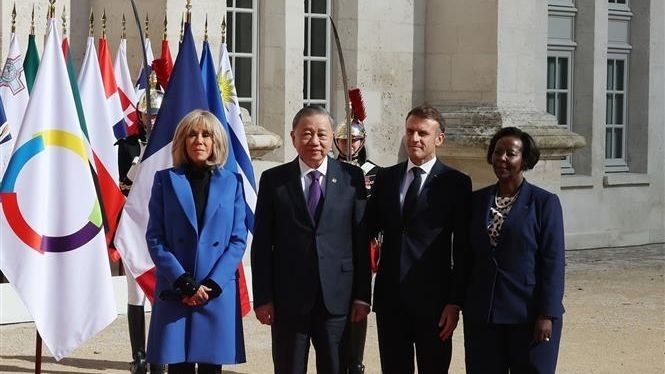 Tổng thống Cộng hòa Pháp Emmanuel Macron và Tổng Thư ký Pháp ngữ Louise Mushikiwabo đón Tổng Bí thư, Chủ tịch nước Tô Lâm dự khai mạc Hội nghị cấp cao Pháp ngữ lần thứ 19 (Ảnh: Trí Dũng - TTXVN).