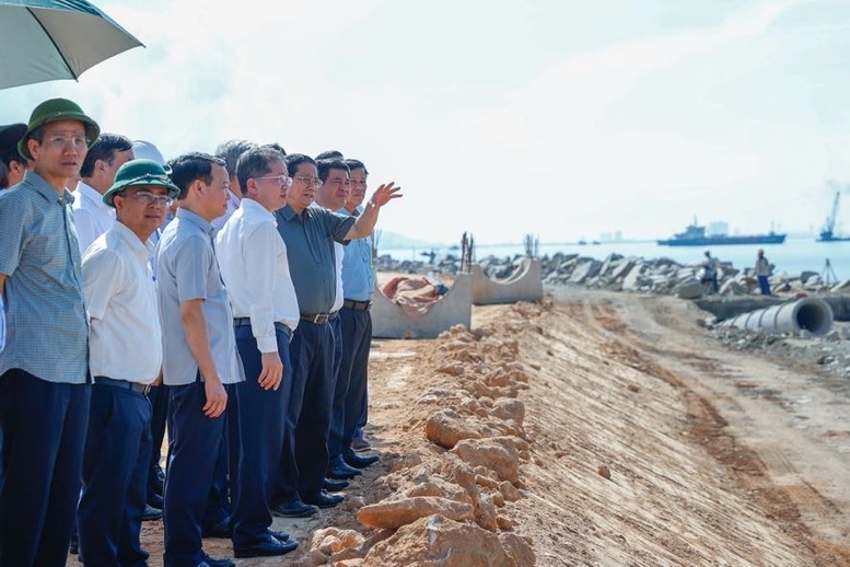 Hoan nghênh tiến độ triển khai đầu tư xây dựng hạ tầng dùng chung khu bến Liên Chiểu và tuyến đường ven biển nối cảng Liên Chiểu, Thủ tướng Phạm Minh Chính đề nghị thành phố Đà Nẵng, các bộ ngành, doanh nghiệp, nhà đầu tư quyết tâm, quyết liệt , nỗ lực hơn nữa, thần tốc, hiệu quả hơn nữa - Ảnh: VGP/Nhật Bắc