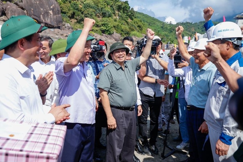 Thủ tướng động viên các đơn vị, lực lượng tham gia dự án nỗ lực hoàn thành phần hạ tầng dùng chung và đường ven biển kết nối cảng Liên Chiểu trước 30/8/2025 - Ảnh: VGP/Nhật Bắc