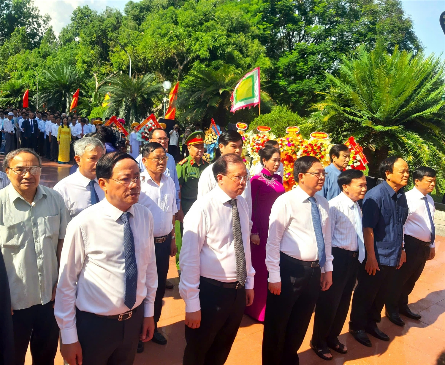 Thứ trưởng Tạ Quang Đông và lãnh đạo tỉnh Bình Định dâng hoa tại tượng đài Hoàng đế Quang Trung – Nguyễn Huệ.