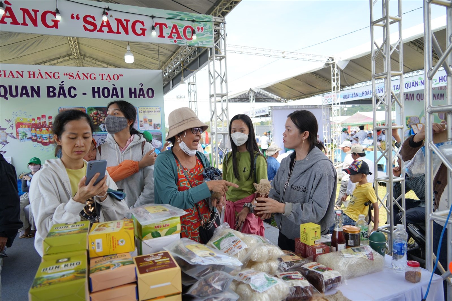 Nhiều gian hàng đặc sản tại ngày hội du lịch La Vuông.