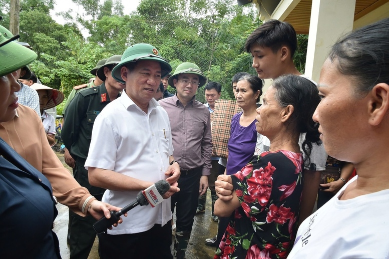 Phó Thủ tướng Hồ Đức Phớc thăm hỏi, động viên người dân tỉnh Bắc Kạn - Ảnh: VGP/Trần Mạnh