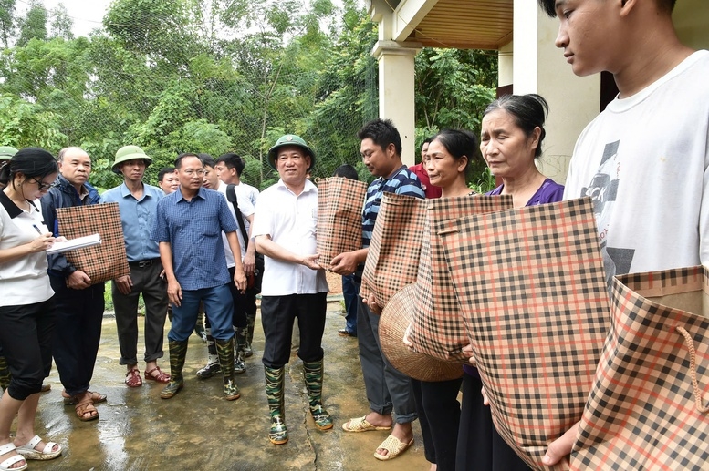 Phó Thủ tướng Hồ Đức Phớc thăm hỏi động viên nhân dân khu dân cư bị cô lập - Ảnh: VGP/Trần Mạnh