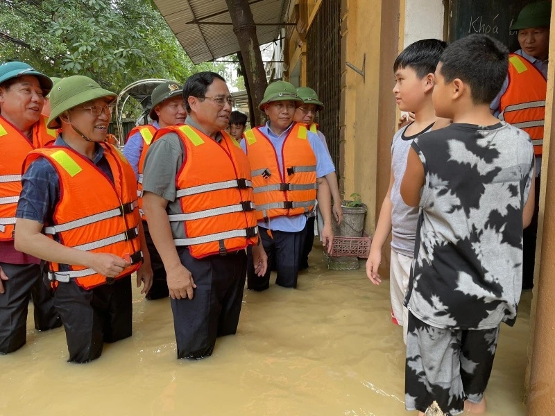 Thủ tướng Phạm Minh Chính đến thị sát, thăm hỏi bà con nhân dân xã Vân Hà, huyện Việt Yên đang bị ngập lụt do nước sông Cầu tràn vào