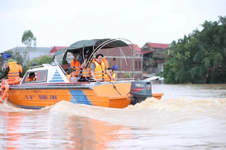 Thủ tướng Phạm Minh Chính đi ca-nô trên sông Cầu thị sát tình hình lũ lụt trên địa bàn xã Tiên Sơn và Vân Hà thuộc huyện Việt Yên