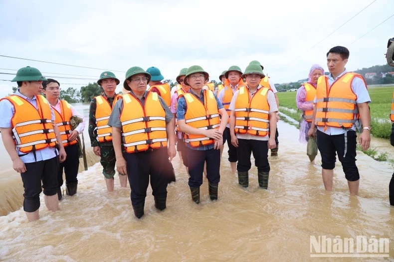 Thủ tướng Phạm Minh Chính thị sát tình hình nước lũ sông Cầu đang tràn bờ khu vực cầu Đá, thôn Hạ Lát, gây ngập lụt cánh đồng xã Tiên Sơn