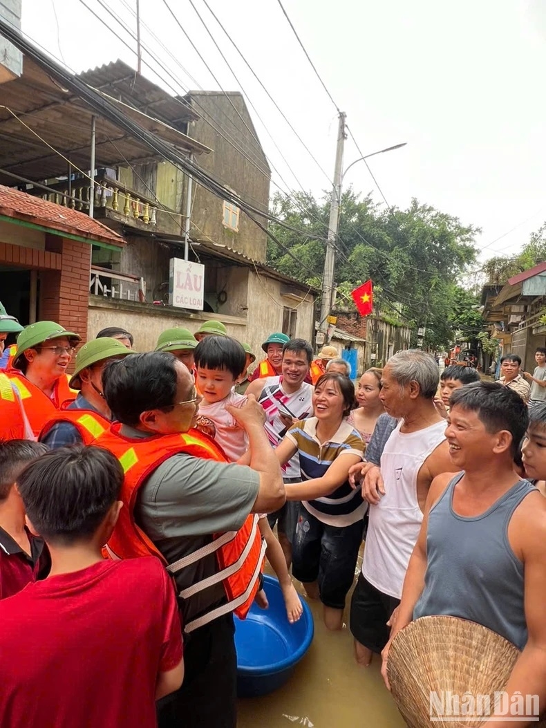 Thủ tướng Phạm Minh Chính với bà con nhân dân xã Vân Hà