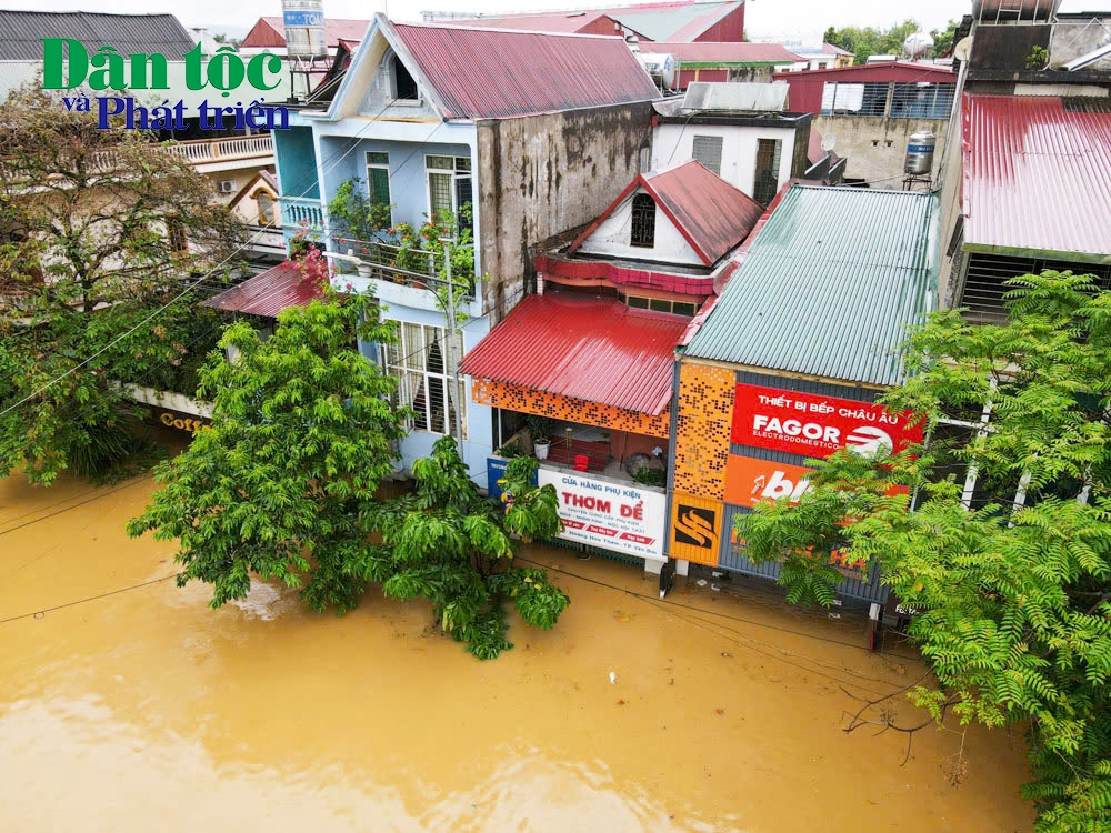 (PS ẢNH LỤT Ở YÊN BÁI - ĐÃ BT) Thành phố Yên Bái chìm trong biển nước, gần 8.000 ngôi nhà bị ngập, 10 người chết và mất tích 8